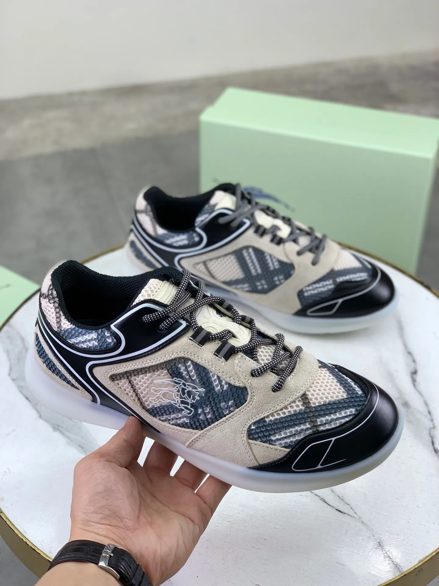 Factory price P720 [BURBERRY] Burberry - High-end quality original order - Upper: imported 🔝 original material - Inner lining: cowhide lining, feet; water-dyed cowhide - Outsole: ultra-light TPR rubber; two-color molded outsole - Ultra-high quality control·Fine workmanship: highlighted (high-end·nobility·grade) -Size: 36-46 for men and women Color: 4️⃣colors available